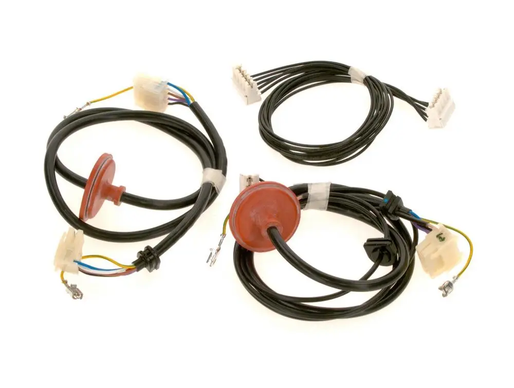 Drei Kabelsätze mit Steckverbindern und Anschlussklemmen, vermutlich für ein Bosch Gebläse, zur elektrischen Verbindung und Steuerung.